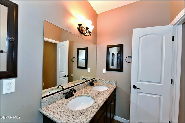 Building Photo - 3741 Loma Adriana
