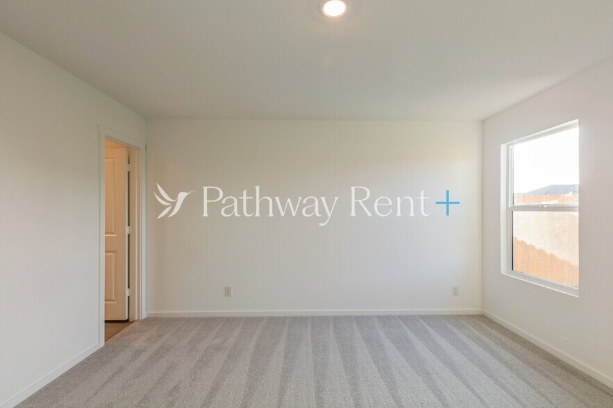 Building Photo - 1255 Falcon Hts Dr