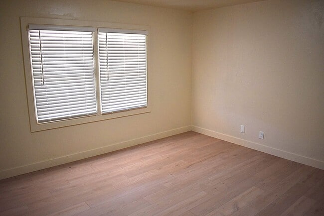 Building Photo - Lovely house located close to downtown and the police department with easy access to I-80!