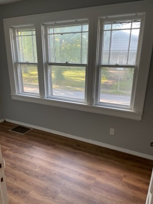 Building Photo - 2 Bed 1 Bath House-PRE LEASING Available N...