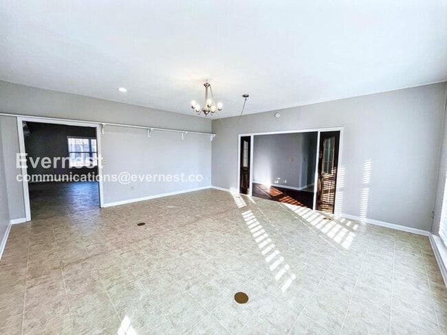 Building Photo - 4 Bed/2.5 Bath Home with Fenced Yard & Garage / Pet-Friendly / Available Now!