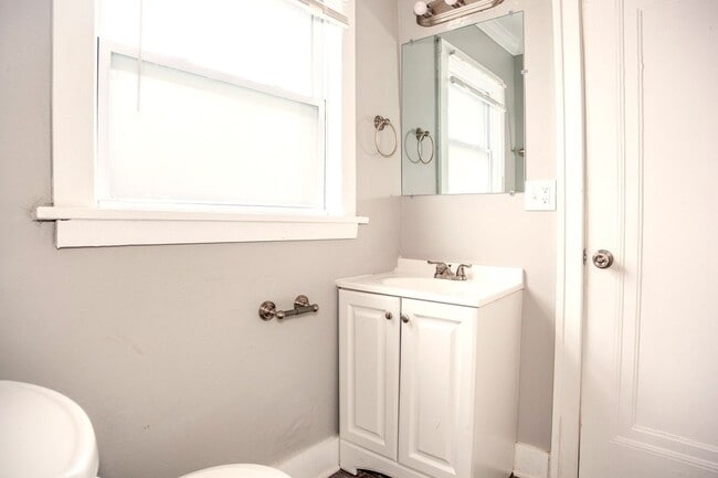 Building Photo - SEE IT NOW: Charming Updated Home in a Quiet Kansas City Neighborhood!