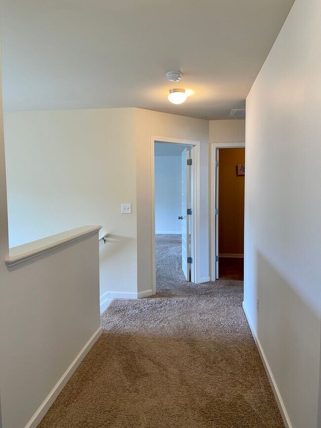 Building Photo - Spacious, Immaculate 4 Bed/2.5 Bath Home i...