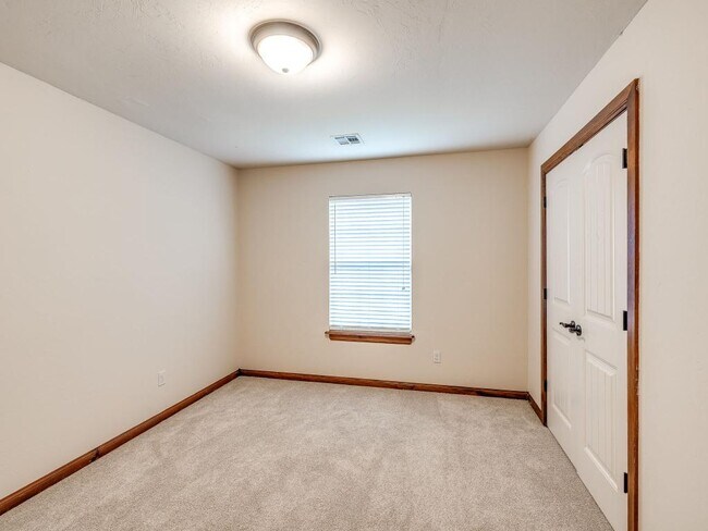 Building Photo - 2121 Mill Creek Way