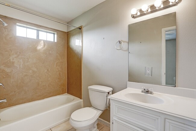 Building Photo - 330 6th St