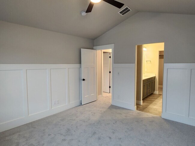 Building Photo - Beautiful  End Unit Townhome In Herriman