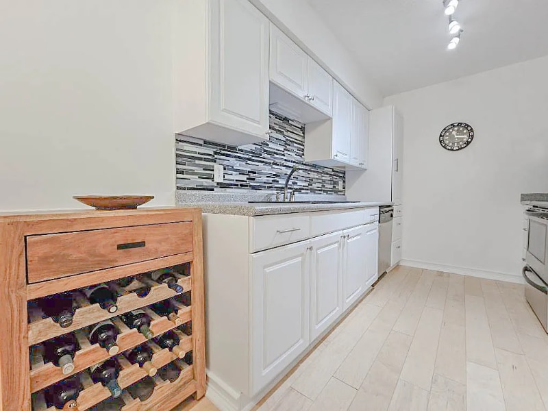 Building Photo - 9523 University Ave