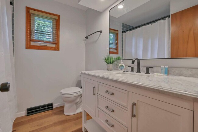 Building Photo - 3695 Montclair Dr