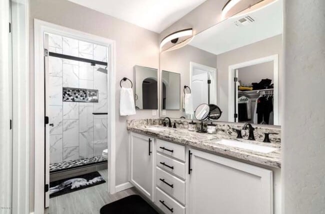 Building Photo - 2726 S Equestrian Dr