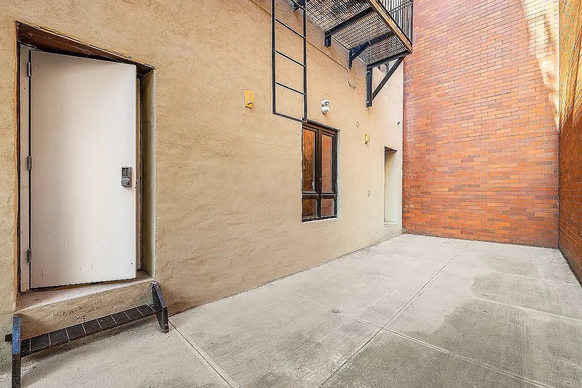 Building Photo - 223 E 96th St