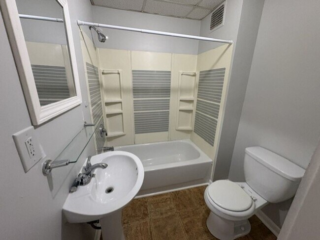 Building Photo - North of Downtown Akron: Updated 1BR with Tall Ceilings & Natural Light