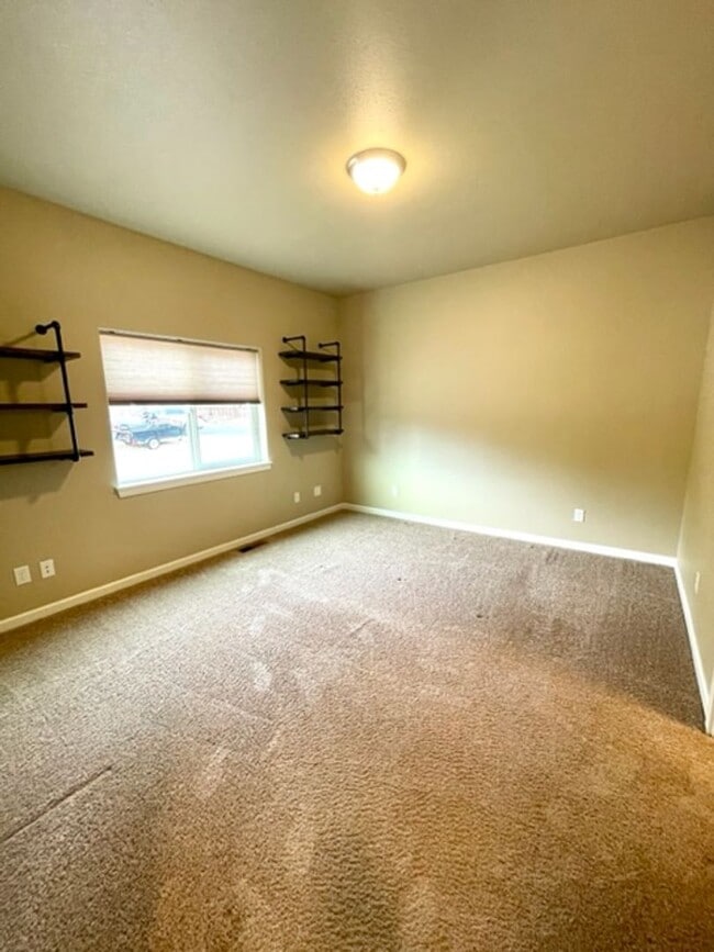 Building Photo - Beautiful 3 Bedroom Single Level home in SE Bend!