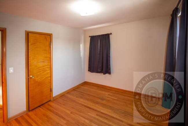 Building Photo - Updated 2 Bed Near Midtown: Modern Touches!