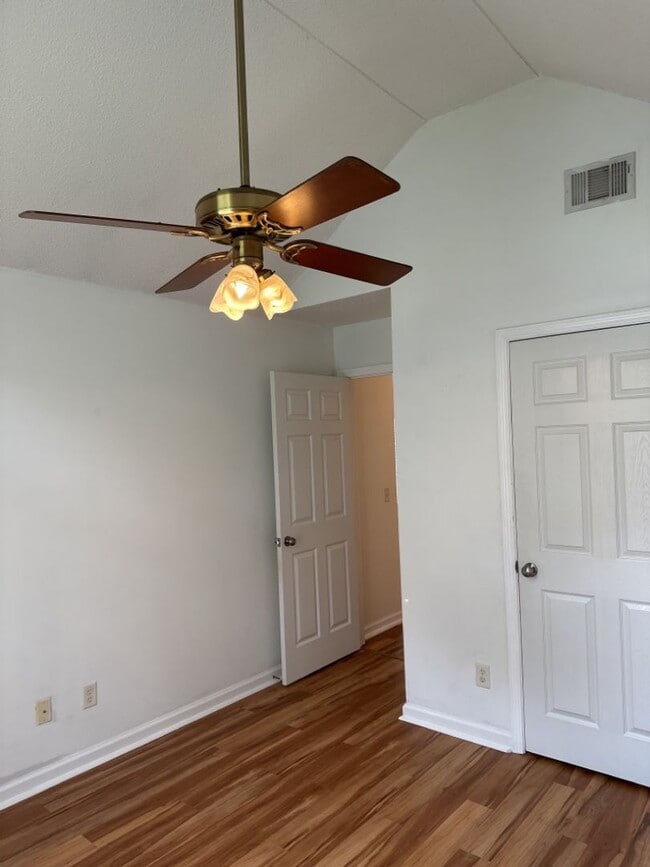Building Photo - 156 Shady Oak Cir