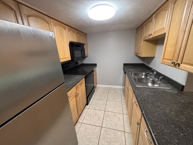Building Photo - Beautiful 3 Bedroom Townhouse!