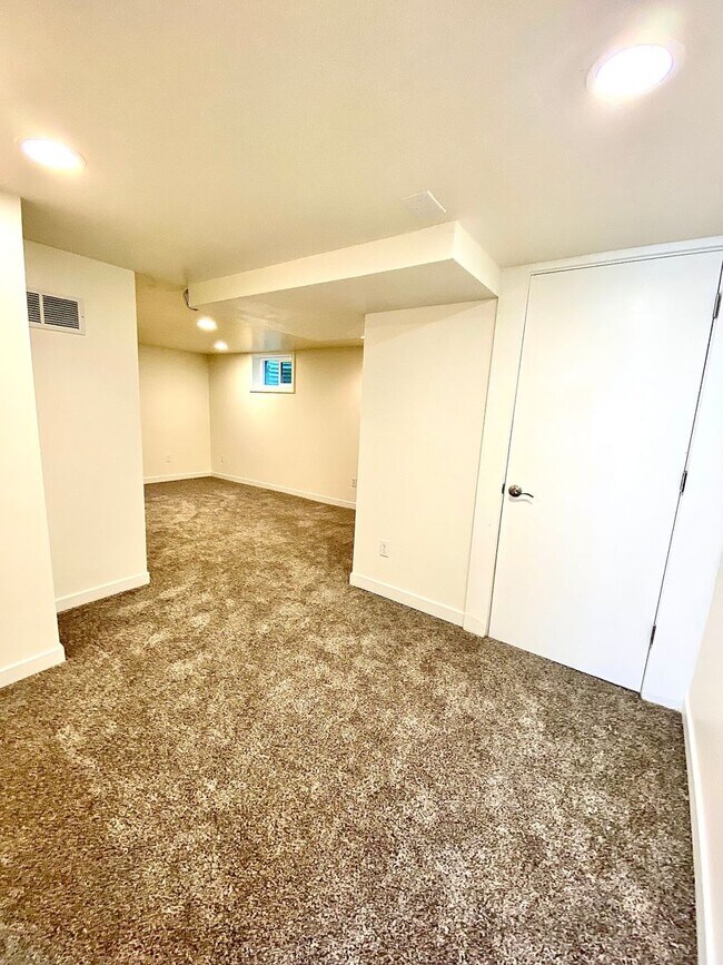 Building Photo - 4 Bedroom 2.5 bath on Central Rim minutes from downtown