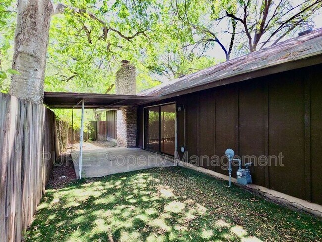 Building Photo - 3000 Lakeside Dr