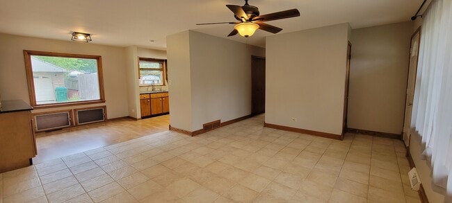 Building Photo - 532 Oakwood Dr