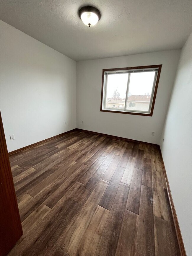 Building Photo - 3 Bed/2 Bath Home w/ Fenced in Yard!