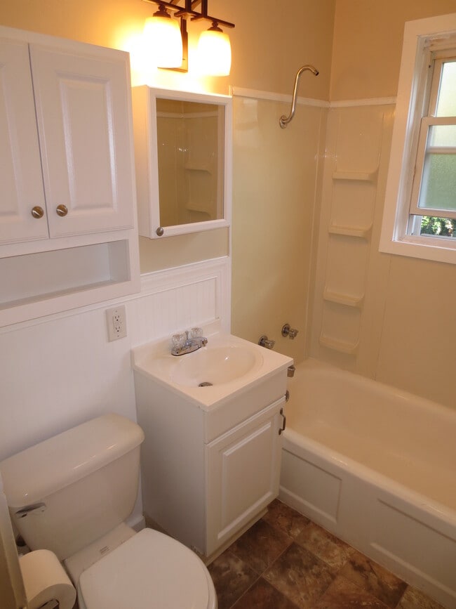 Building Photo - 341 Hemlock Dr