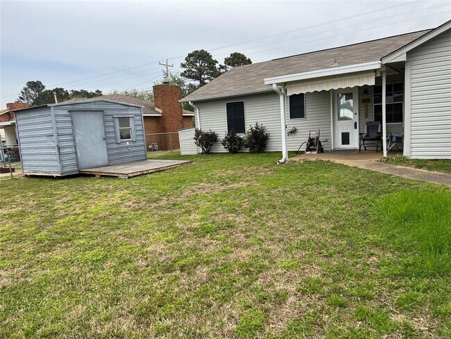 Building Photo - 1705 Deatsville Hwy