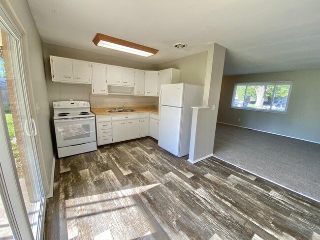 Building Photo - 607 S Sunset Dr