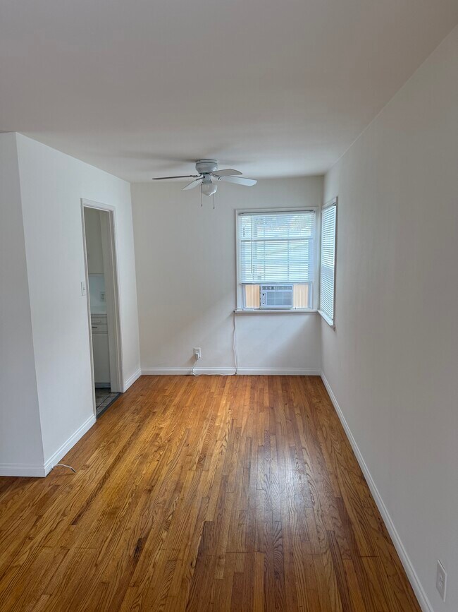Dining area - 3970 Sawtelle Blvd