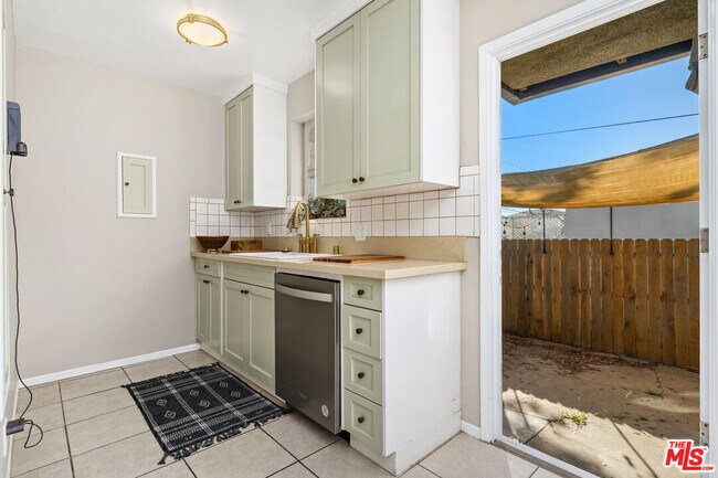 Building Photo - 1332 Ocean Park Blvd