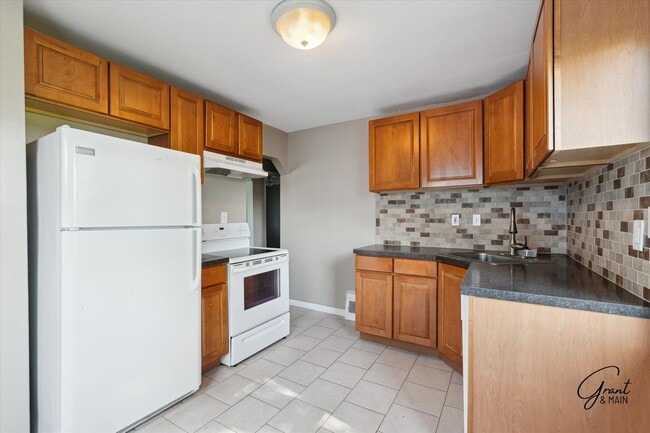 Building Photo - $1400 3 bedroom bungalow