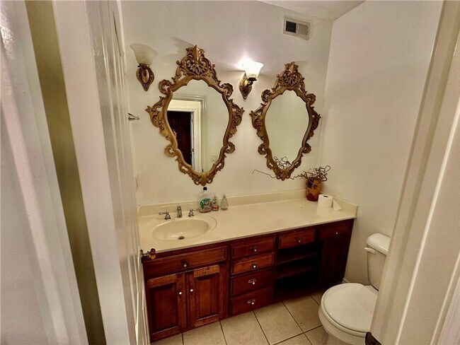 Building Photo - Prime Location 4 Bedroom 3 1/2 bath 2 garages!