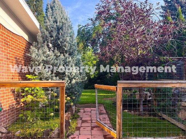 Building Photo - Newly Renovated Basement Suite with High-E...