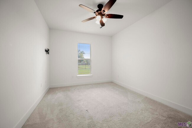 Building Photo - 39262 Bridge Path Ln