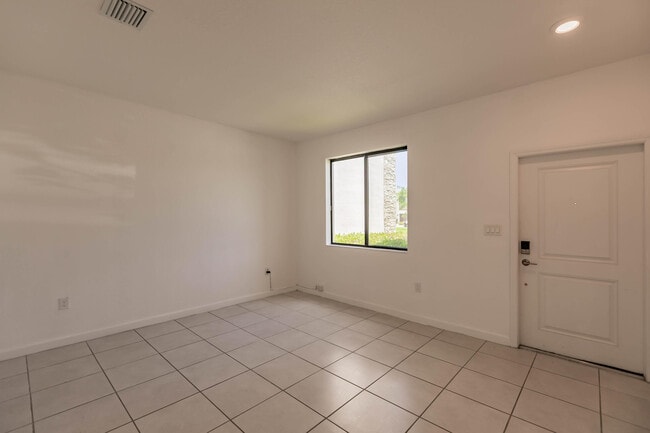 Building Photo - 20742 NE 5th Ct
