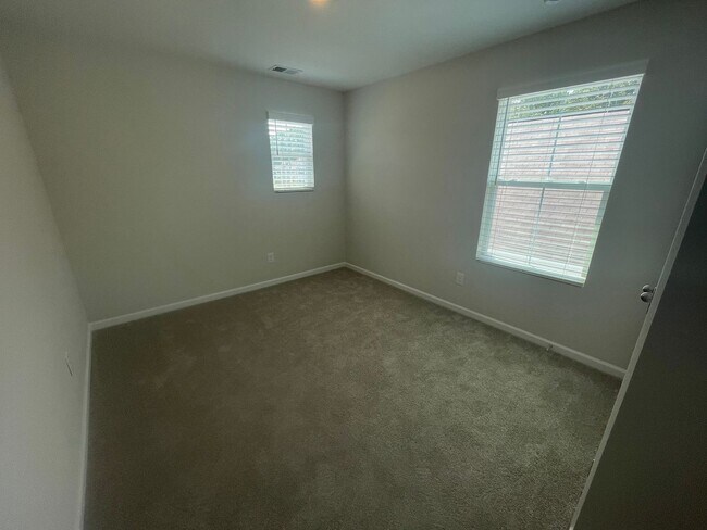 Building Photo - 3 BR Home in River Oaks!