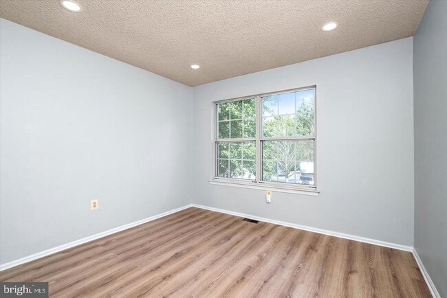 Building Photo - 110 Versailles Ct