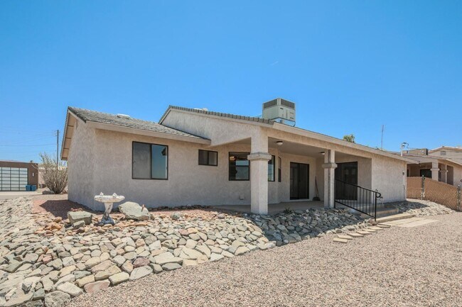 Building Photo - Unfurnished Long Term House! Price Adjustm...