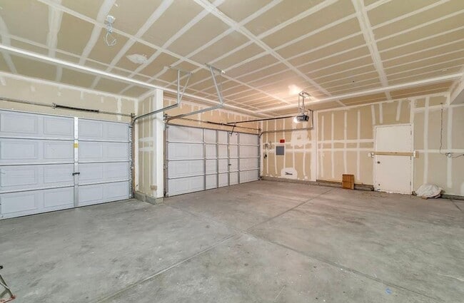 Building Photo - Elegant 5-Bedroom, 3.5-Bathroom Home –1st ...