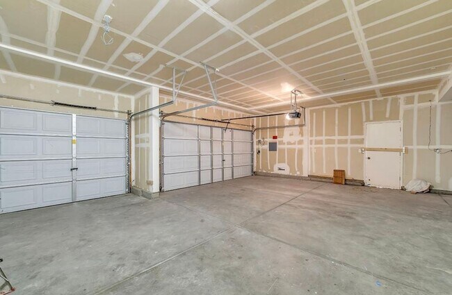 Building Photo - Elegant 5-Bedroom, 3.5-Bathroom Home