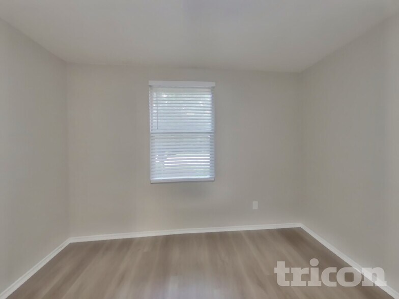 Building Photo - 1405 Englewood Dr