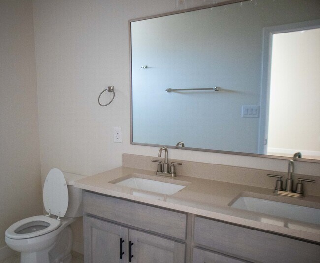 Building Photo - 3007 San Jenaro Dr