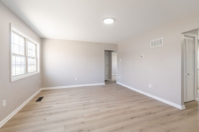 Building Photo - 957 Exeter Rd