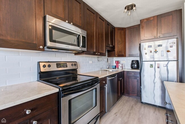 Building Photo - 2930 N Sheridan Rd