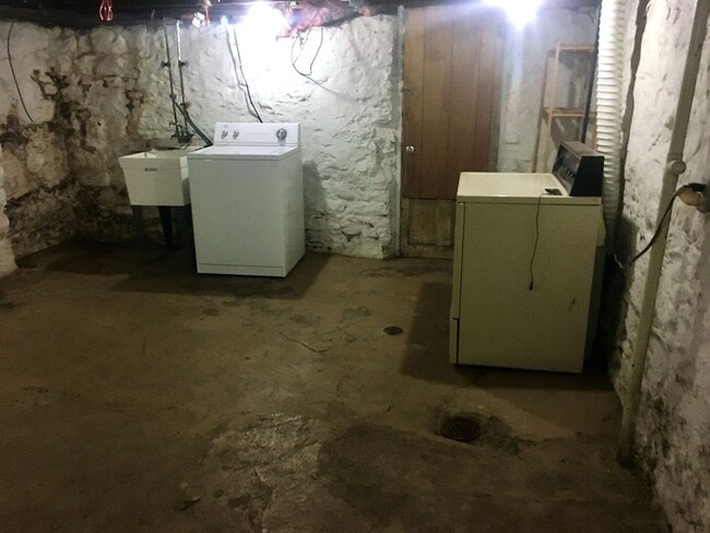 Building Photo - *** Renovated 3 Bedroom House * Mt. Washin...