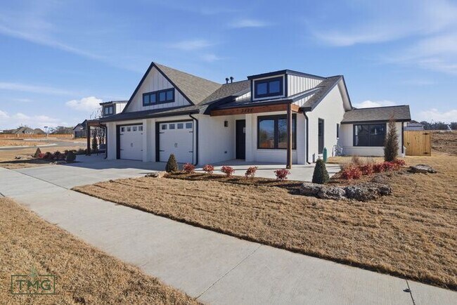 Building Photo - Newly Remodeled 2 Bed Duplex – Prime Broken Arrow Location!