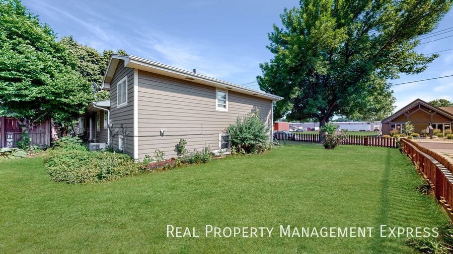Building Photo - 3 Bed 2 Bath Duplex w/ Attached Garage