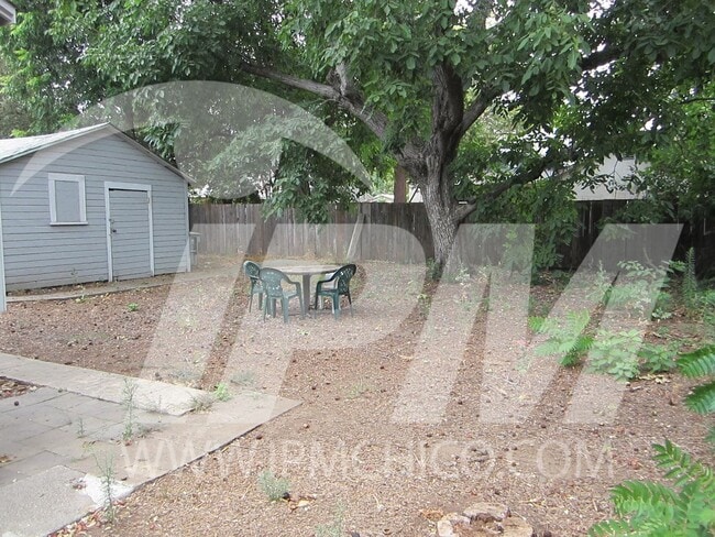 Building Photo - Classic 3 bedroom 2 bathroom home!