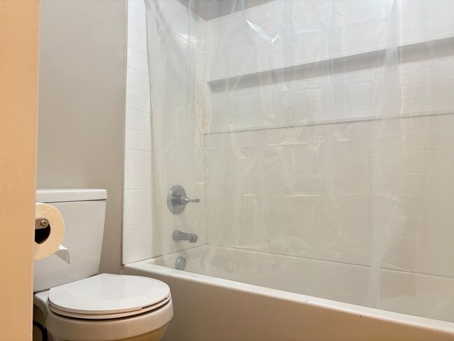 Building Photo - 3 Bedroom, 2 Bathroom House in Burlington!