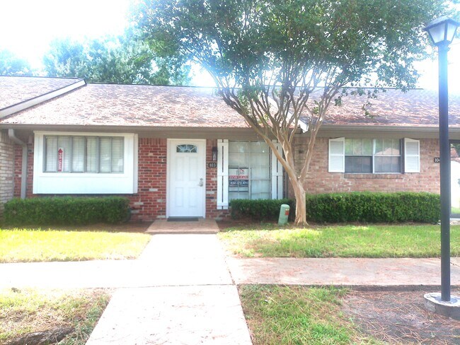 Building Photo - 1102 W Tri Oaks Ln