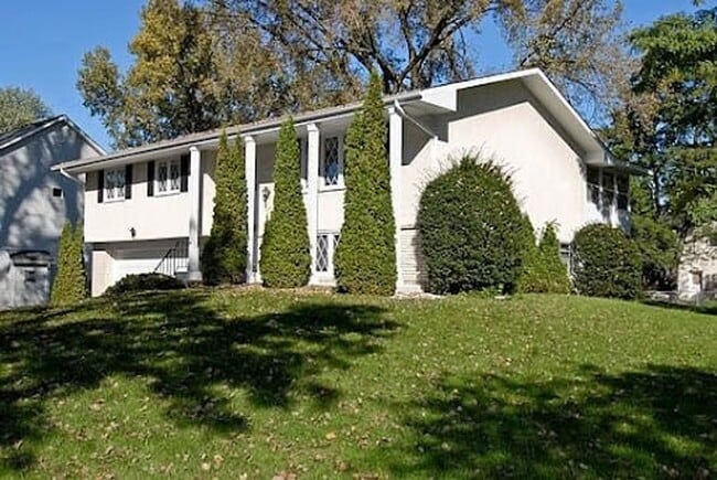 Building Photo - ~~~ Country Life in the Suburbs ~~~