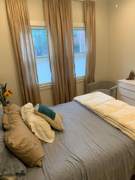 Rear Bedroom, overlooking mature garden - 53 Broadway